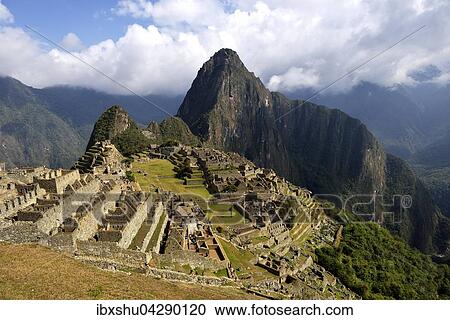 Stock Image - Ruinenstadt, Inkastadt Machu Picchu, hinten Berg Huayna Picchu, UNESCO-Weltkulturerbe, Urubambatal, Provinz Cusco, Peru, Sudamerika. Fotosearch