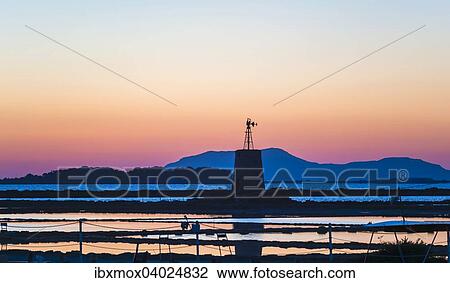 Stock Image - Saline Ettore Infersa Windmuhle, Marsala, Laguna dello Stagnone, Provinz Trapani, Sizilien, Italien, Europa. Fotosearch