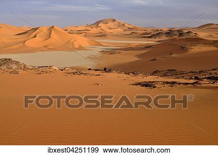 Stock Photo - Sanddunen und Ton-Pfanne, playa, sudliches Oued In Tehak, Region Tadrart, Tassili n'Ajjer Nationalpark, UNESCO Weltnaturerbe, Sahara, Algerien, Afrika. Fotosearch