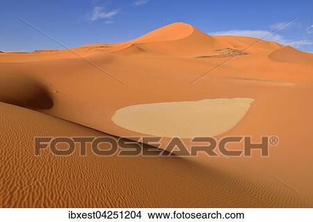 Picture - Sanddunen und Ton-Pfanne, sudliches Oued In Tehak, Region Tadrart, Tassili n'Ajjer Nationalpark, UNESCO Weltnaturerbe, Sahara, Algerien, Afrika. Fotosearch