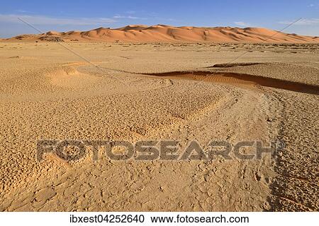Sanddunen und Tonpfanne, playa, sudliches Oued In Tehak, Region Tadrart, Tassili n'Ajjer Nationalpark, UNESCO-Weltnaturerbe, Sahara, Algerien, Afrika View Large Photo Image Stock Image - Sanddunen und Tonpfanne, playa, sudliches Oued In Tehak, Region Tadrart, Tassili n'Ajjer Nationalpark, UNESCO-Weltnaturerbe, Sahara, Algerien, Afrika. Fotosearch