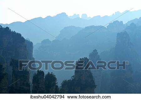 Picture - Silhouette der Avatar-Berge, Zhangjiajie Nationalpark, Provinz Hunan, China, Asien. Fotosearch