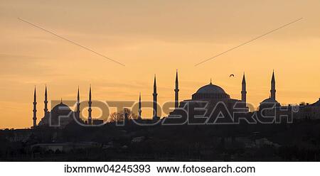 Stock Image - Silhouette der Blauen Moschee und Hagia Sophia, Istanbul, Turkei, Asien. Fotosearch