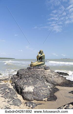 Stock Image - Skulptur, goldene Meerjungfrau am Strand von Samila, Songkhla, Thailand, Asien. Fotosearch