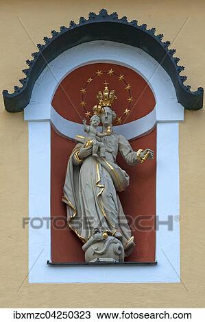 Skulptur von der Maria Immaculata mit den Jesuskind, Dekanatspfarrkirche St. Johann, St. Johann, Tirol, Osterreich, Europa View Large Photo Image Stock Image - Skulptur von der Maria Immaculata mit den Jesuskind, Dekanatspfarrkirche St. Johann, St. Johann, Tirol, Osterreich, Europa. Fotosearch
