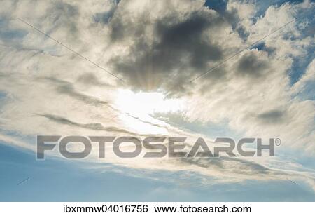 Stock Photograph - Sonne scheint durch Wolken. Fotosearch