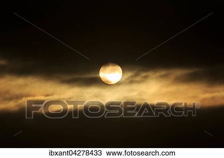 Sonne zwischen dunklen Wolken, Mitternachtssonne, Kommune Nordkap, Mageroya, Finnmark, Norwegen, Europa View Large Photo Image Stock Image - Sonne zwischen dunklen Wolken, Mitternachtssonne, Kommune Nordkap, Mageroya, Finnmark, Norwegen, Europa. Fotosearch