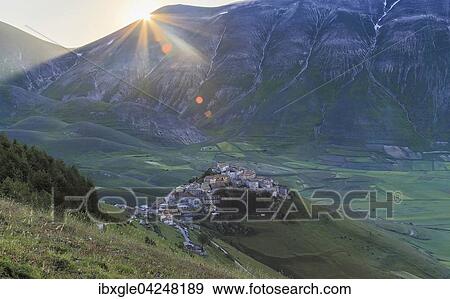 Sonnenaufgang am Bergdorf Castelluccio di Norcia, Hochebene, Piano Grande, Nationalpark Monti Sibillini, Umbrien, Italien, Europa View Large Photo Image Stock Photo - Sonnenaufgang am Bergdorf Castelluccio di Norcia, Hochebene, Piano Grande, Nationalpark Monti Sibillini, Umbrien, Italien, Europa. Fotosearch
