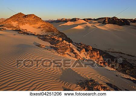 Stock Photograph - Sonnenaufgang bei Tehouak, Tassili n'Ajjer Nationalpark, UNESCO Weltnaturerbe, Sahara, Nordafrika, Algerien, Afrika. Fotosearch