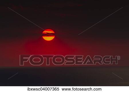 Sonnenaufgang uber dem Meer, Insel Rugen, Mecklenburg-Vorpommern, Deutschland, Europa View Large Photo Image Stock Photography - Sonnenaufgang uber dem Meer, Insel Rugen, Mecklenburg-Vorpommern, Deutschland, Europa. Fotosearch