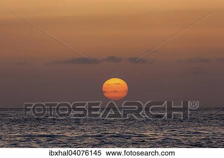 Sonnenuntergang am Playa del Ingles, La Playa Calera, Valle Gran Rey, La Gomera, Kanarische Inseln, Spanien, Europa View Large Photo Image Stock Photography - Sonnenuntergang am Playa del Ingles, La Playa Calera, Valle Gran Rey, La Gomera, Kanarische Inseln, Spanien, Europa. Fotosearch