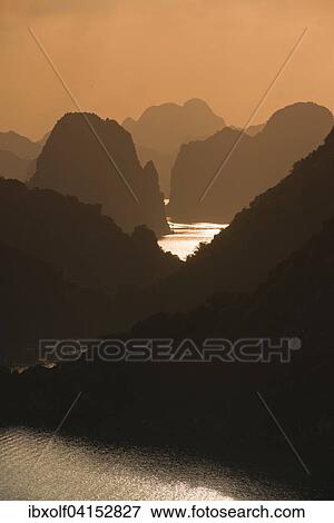 Sonnenuntergang, Halong Bucht oder Vinh Ha Long, Kalkstein-Felsen, UNESCO Weltnaturerbe, Golf von Tonkin, Nordvietnam, Vietnam, Asien View Large Photo Image Stock Photo - Sonnenuntergang, Halong Bucht oder Vinh Ha Long, Kalkstein-Felsen, UNESCO Weltnaturerbe, Golf von Tonkin, Nordvietnam, Vietnam, Asien. Fotosearch
