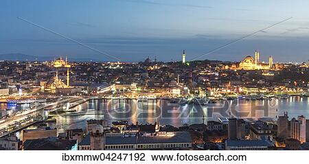 Stock Image - Stadtansicht bei Dammerung, Galatabrucke bei Nacht goldenes Horn, Bosporus, Faith, Istanbul, europaischer Teil, Turkei, Asien. Fotosearch