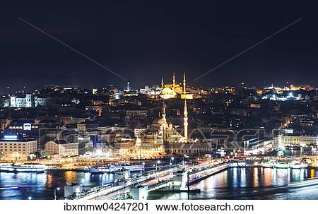 Stock Image - Stadtansicht bei Nacht, Galatabrucke, goldenes Horn, Bosporus, Yeni Cami, Moschee, Fatih, Istanbul, europaischer Teil, Turkei, Asien. Fotosearch