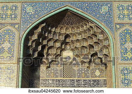 Stock Image - Stalaktiten-Verzierung am Iwan, Eingangs-Portal, Scheich-Lotfollah-Moschee oder Sheikh-Lotfollah, Isfahan, Iran. Fotosearch