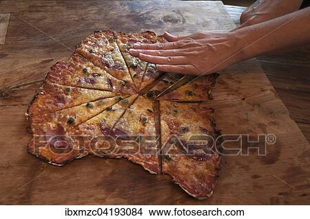 Steinofenpizza wird auf einem Brett geschnitten View Large Photo Image Picture - Steinofenpizza wird auf einem Brett geschnitten. Fotosearch