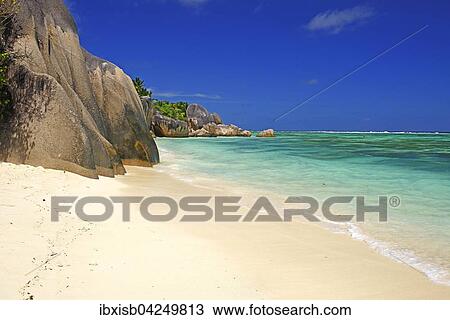 Stock Image - Strand und Granitfelsen am Traumstrand Source d'Argent, Insel La Digue, Seychellen, Afrika. Fotosearch
