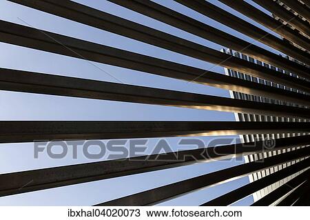 Stock Image - Strukturen in einem Metallelement. Fotosearch