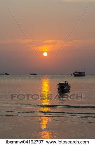 Sudchinesisches Meer bei Sonnenuntergang mit Booten, Golf von Thailand, Insel Koh Tao, Thailand, Asien View Large Photo Image Stock Photo - Sudchinesisches Meer bei Sonnenuntergang mit Booten, Golf von Thailand, Insel Koh Tao, Thailand, Asien. Fotosearch