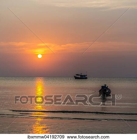 Sudchinesisches Meer bei Sonnenuntergang mit Booten, Golf von Thailand, Insel Koh Tao, Thailand, Asien View Large Photo Image Stock Photo - Sudchinesisches Meer bei Sonnenuntergang mit Booten, Golf von Thailand, Insel Koh Tao, Thailand, Asien. Fotosearch