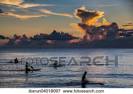 Surfer und Abendrot in Guam, US-Territorium, Central Pacific View Large Photo Image Stock Photo - Surfer und Abendrot in Guam, US-Territorium, Central Pacific. Fotosearch