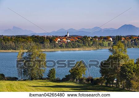 Stock Image - Tachinger See mit Tettenhausen, Rupertiwinkel, Chiemgau, Oberbayern, Bayern, Deutschland, Europa. Fotosearch