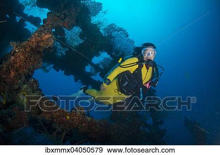Stock Photo - Taucher im Wrack der Iro Maru, Flottenoltanker, gesunken nach Torpedobeschuss 1944, Palau, Ozeanien. Fotosearch