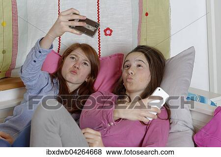 Teenager, Freundinnen, Madchen, fotografieren sich mit den Handys, Selfies, Deutschland, Europa View Large Photo Image Stock Photo - Teenager, Freundinnen, Madchen, fotografieren sich mit den Handys, Selfies, Deutschland, Europa. Fotosearch