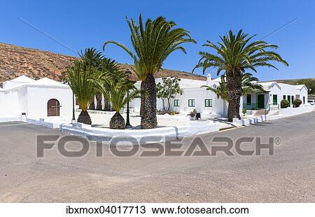 Typische weisse kanarische Hauser bei Los Valles, Lanzarote, Kanarische Inseln, Spanien, Europa View Large Photo Image Stock Image - Typische weisse kanarische Hauser bei Los Valles, Lanzarote, Kanarische Inseln, Spanien, Europa. Fotosearch