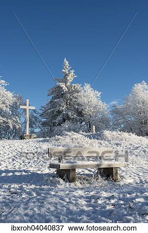 Stock Photo - Verschneite Bank und Gipfelkreuz am Gaisberg, Salzburg, Osterreich, Europa. Fotosearch