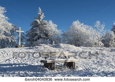 Verschneite Bank und Gipfelkreuz am Gaisberg, Salzburg, Osterreich, Europa View Large Photo Image Stock Photograph - Verschneite Bank und Gipfelkreuz am Gaisberg, Salzburg, Osterreich, Europa. Fotosearch