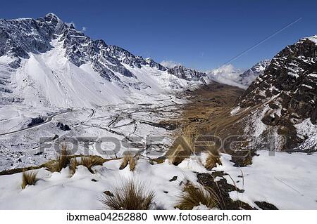 Verschneiter Pass La Cumbre, Todesstrasse Camino de la Muerte, Strassezwischen La Paz und Coroico, Bolivien, Sudamerika View Large Photo Image Stock Image - Verschneiter Pass La Cumbre, Todesstrasse Camino de la Muerte, Strassezwischen La Paz und Coroico, Bolivien, Sudamerika. Fotosearch
