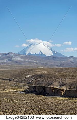Stock Image - Vulkan Parinacota, 6348 m, Lauca Nationalpark, Region Arica y Parinacota, Nordchile, Chile, Sudamerika. Fotosearch