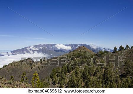 Stock Image - Vulkanlandschaft, dahinter Caldera de Taburiente, Ruta de los Volcanes, Wanderweg, Vulkanroute, Naturpark Cumbre Vieja, La Palma, Kanarische Inseln, Spanien, Europa. Fotosearch