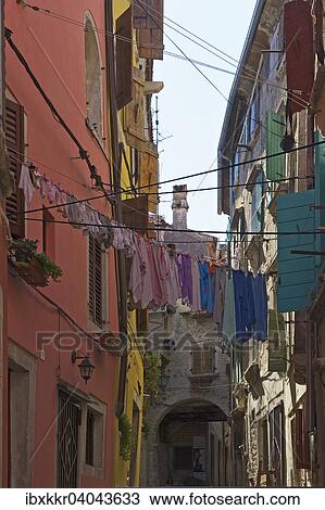 Wasche trocknet auf der Leine in einer Gasse in der Altstadt, Rovinj, Istrien, Kroatien, Europa View Large Photo Image Stock Image - Wasche trocknet auf der Leine in einer Gasse in der Altstadt, Rovinj, Istrien, Kroatien, Europa. Fotosearch