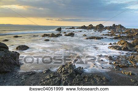 Stock Photo - Wasser umspult Felsen am Strand, Abendstimmung, Golfo Dulce, Provinz Puntarenas, Costa Rica, Nordamerika. Fotosearch