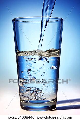 Stock Photograph - Wasser wird in ein Glas gegossen. Fotosearch