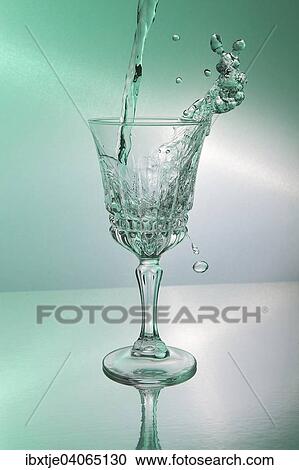 Wasser wird in ein Glas geschuttet und spritzt dabei zum Teil aus dem Glas heraus View Large Photo Image Stock Image - Wasser wird in ein Glas geschuttet und spritzt dabei zum Teil aus dem Glas heraus. Fotosearch