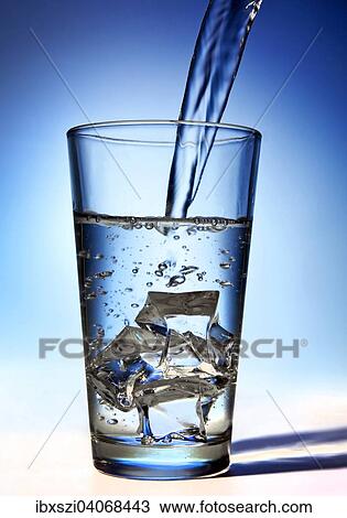 Wasser wird in ein Glas mit Eiswurfeln gegossen View Large Photo Image Stock Image - Wasser wird in ein Glas mit Eiswurfeln gegossen. Fotosearch
