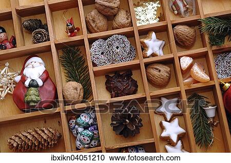 Weihnachtsdeko und Sussigkeiten in einem Setzkasten View Large Photo Image Stock Image - Weihnachtsdeko und Sussigkeiten in einem Setzkasten. Fotosearch