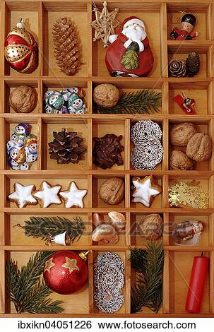 Weihnachtsdeko und Sussigkeiten in einem Setzkasten View Large Photo Image Stock Photograph - Weihnachtsdeko und Sussigkeiten in einem Setzkasten. Fotosearch