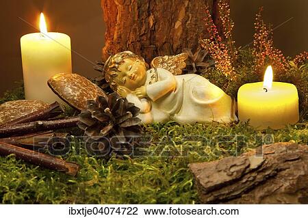 Weihnachtsdekoration, Engel schlaft bei Kerzenschein View Large Photo Image Stock Image - Weihnachtsdekoration, Engel schlaft bei Kerzenschein. Fotosearch
