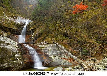 Wilder Fluss In Herbstlandschaft Heihe Nationalpark Qinling Gebirge Provinz Shaanxi China Asien Stock Photo Ibxshu04034817 Fotosearch