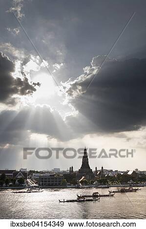 Wolkenloch, Konigliche Barkenprozession auf dem Mae Nam Chao Phraya, Wat Arun, Tempel der Morgenrote, Bangkok, Thailand, Asien View Large Photo Image Stock Photo - Wolkenloch, Konigliche Barkenprozession auf dem Mae Nam Chao Phraya, Wat Arun, Tempel der Morgenrote, Bangkok, Thailand, Asien. Fotosearch
