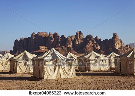 Stock Image - Zelte, Camp fur Touristen, Berge, Wadi Rum, Jordanien, Asien. Fotosearch