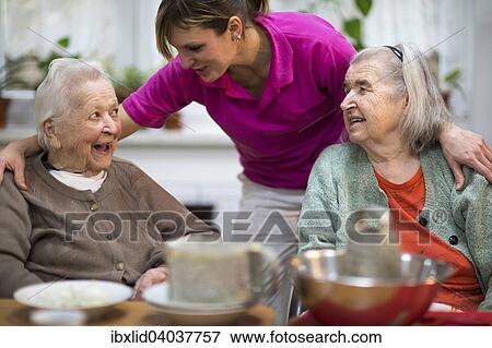 Zwei altere Frauen, 78 Jahre und 88 Jahre, und Pflegeschwester, 31, Freizeitbeschaftigung im Altersheim View Large Photo Image Stock Photo - Zwei altere Frauen, 78 Jahre und 88 Jahre, und Pflegeschwester, 31, Freizeitbeschaftigung im Altersheim. Fotosearch