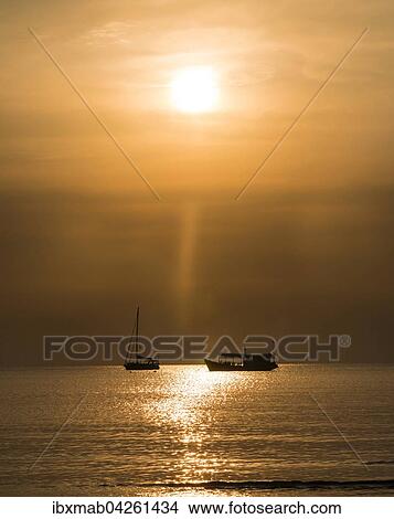 Picture - Zwei Boote im Meer bei Sonnenuntergang, Insel Koh Tao, Golf von Thailand, Thailand, Asien. Fotosearch