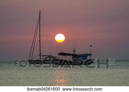 Zwei Boote im Meer bei Sonnenuntergang, Insel Koh Tao, Golf von Thailand, Thailand, Asien View Large Photo Image Stock Image - Zwei Boote im Meer bei Sonnenuntergang, Insel Koh Tao, Golf von Thailand, Thailand, Asien. Fotosearch