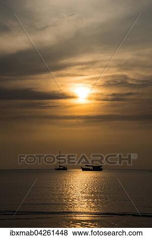Stock Photo - Zwei Boote im Meer bei Sonnenuntergang, Insel Koh Tao, Golf von Thailand, Thailand, Asien. Fotosearch