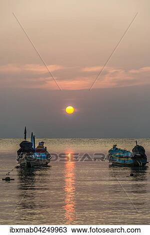Zwei Longtail Boote, Sudchinesisches Meer bei Sonnenuntergang, Golf von Thailand, Insel Koh Tao, Thailand, Asien View Large Photo Image Stock Image - Zwei Longtail Boote, Sudchinesisches Meer bei Sonnenuntergang, Golf von Thailand, Insel Koh Tao, Thailand, Asien. Fotosearch